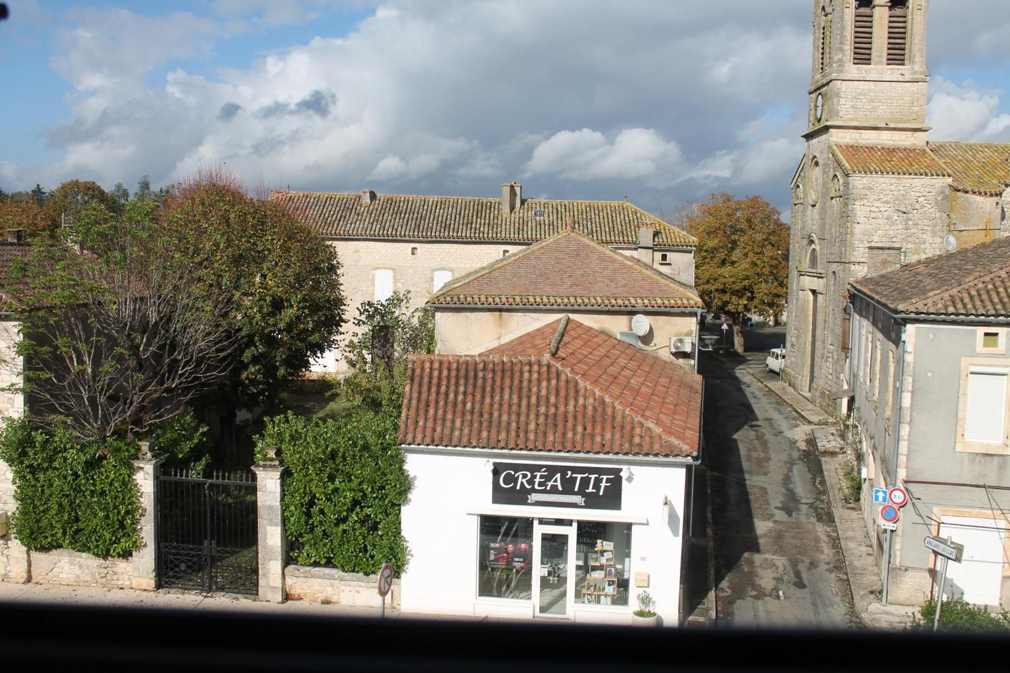 Logis Hotels- Auberge De La Tour - Hotel Et Restaurant Sauzet  Eksteriør bilde